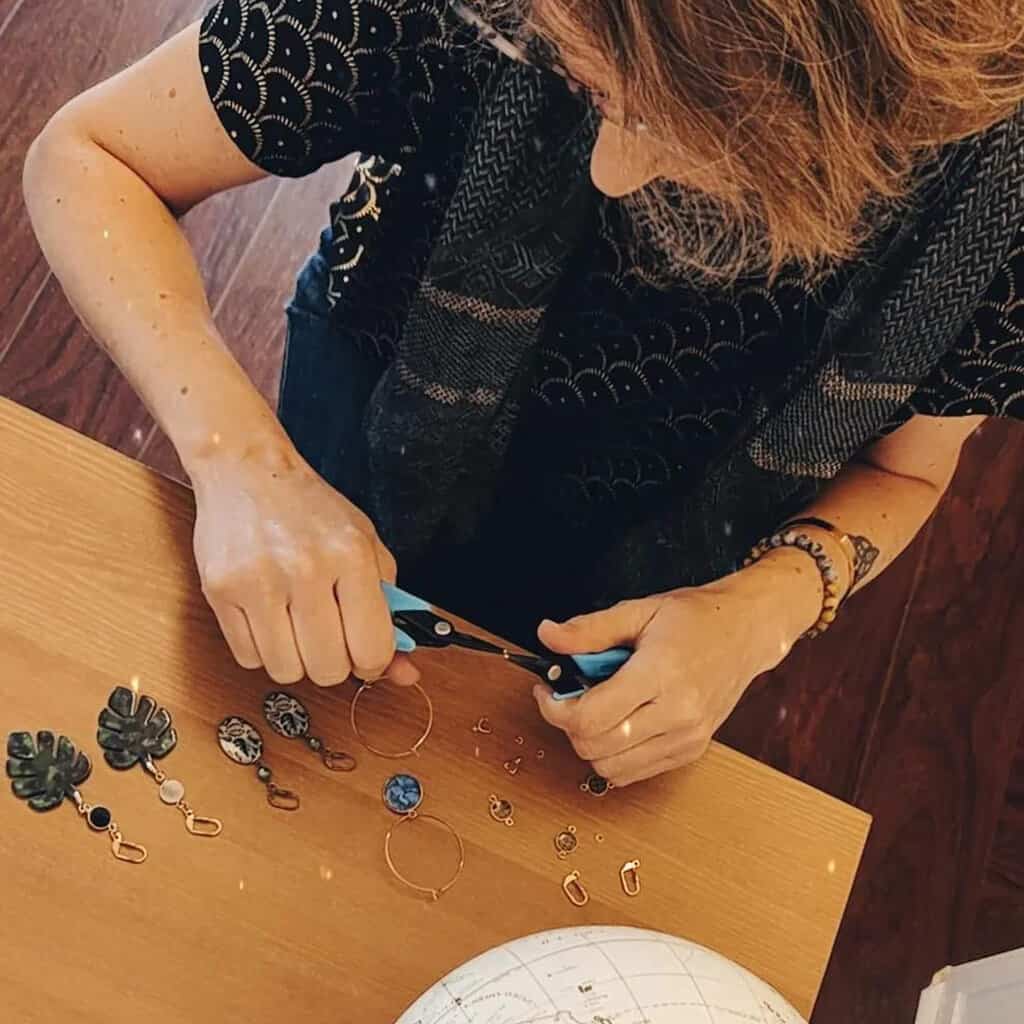 portrait de Lydeee Deco photos atelier dans les coulisses confection resine accessoires bijoux interview tiny 2