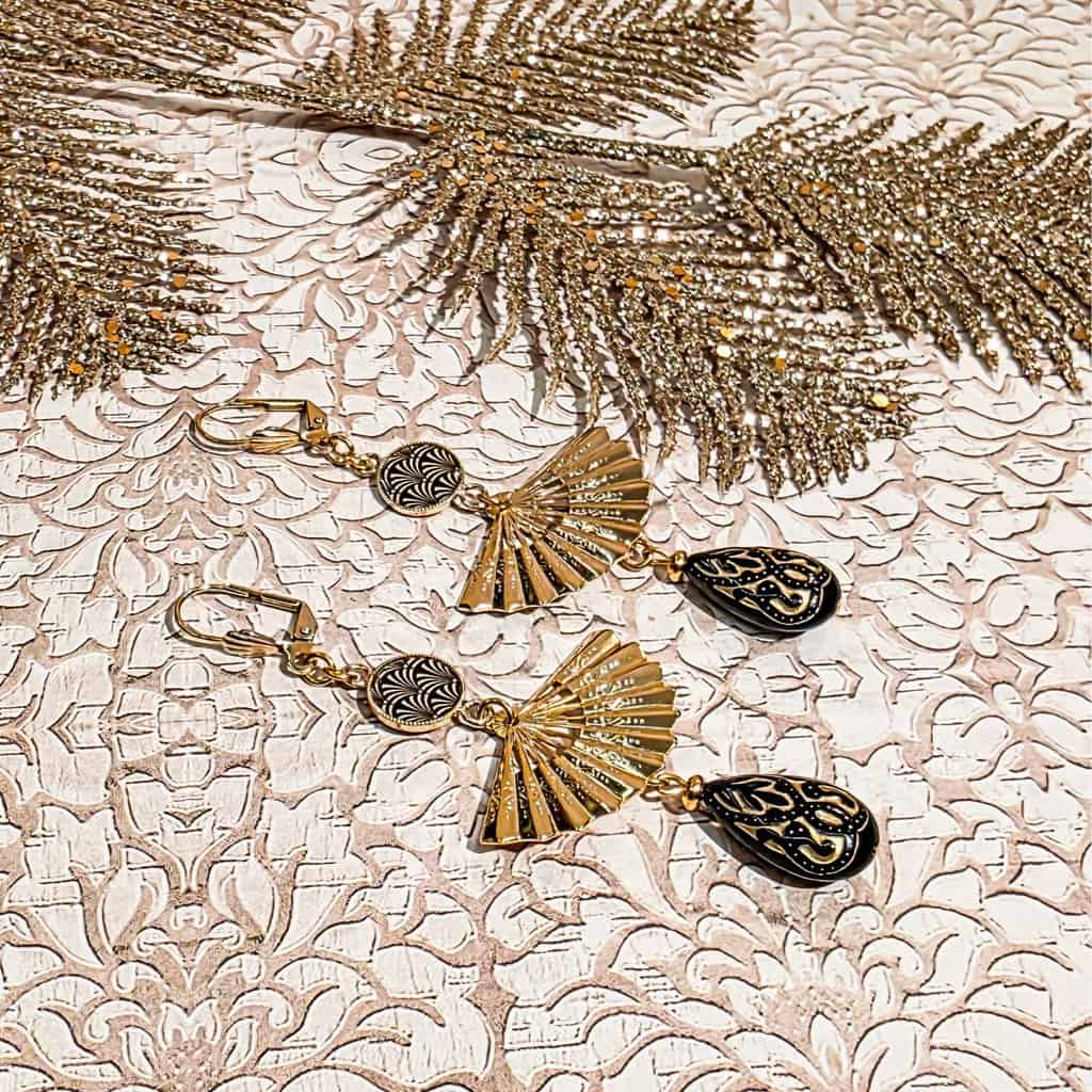 Boucles d’oreilles fait-main en résine et laiton doré, motif délicat noir & or, perles gouttes pour un style intemporel