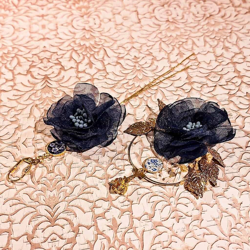 Boucles fleurs gypsi asymetrique bleu blanc dore
