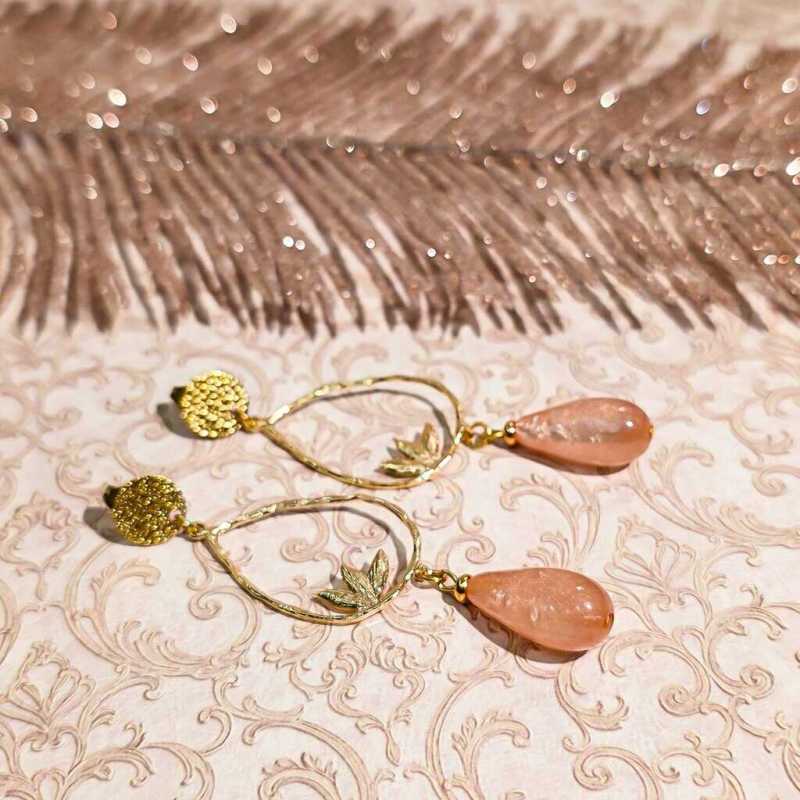 Boucles d’oreilles goutte feuille dorées, bijou floral fait-main avec perles gouttes et feuille en laiton, style bohème chic et naturel