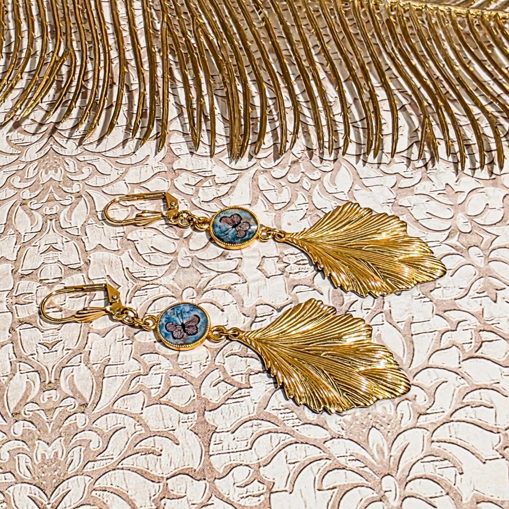 Boucles d'oreilles papillon résine transparente et pendentif feuille dorée - Bijoux botaniques fait-main style poétique