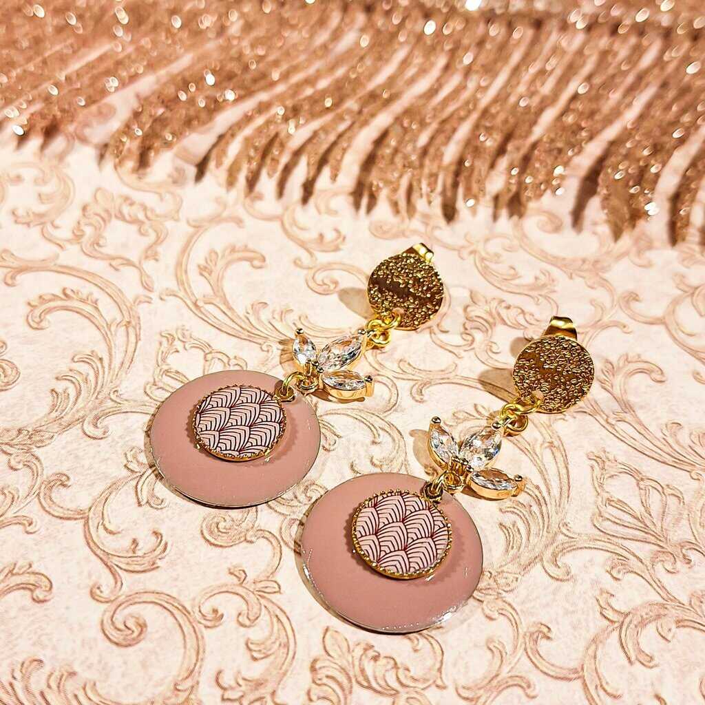 Boucles strass faites-main avec illustration éventail gris et or, cristaux Swarovski et médaillons dorés.