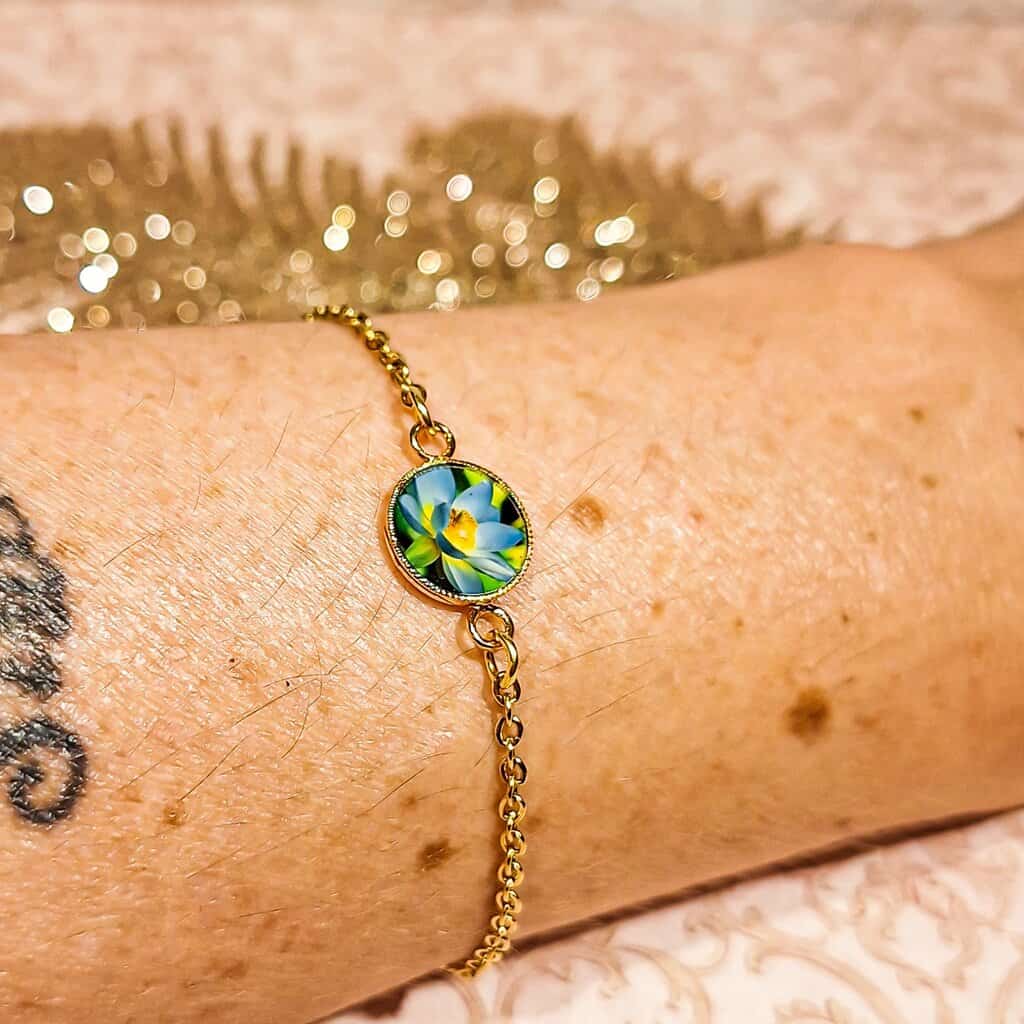 Bracelet fleur lotus resine acier inoxydable minimaliste dore lydee deco photo portée