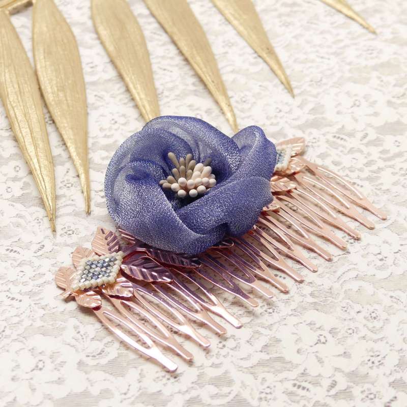 Peigne fleur perles mauve cheveux ceremonie lydee deco or fleur feuilles tissage perles