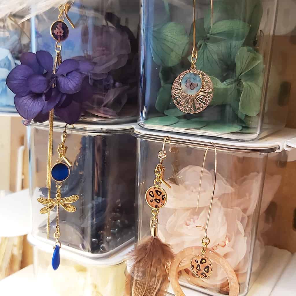 Photos atelier Lydee Deco boites materiel composant perles fleurs resine