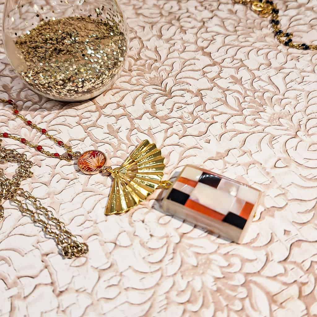 sautoir feuille nacre resine feuille palmier lydee deco rouge dore resine (6) sautoir feuille nacre resine feuille palmier lydee deco rouge dore resine