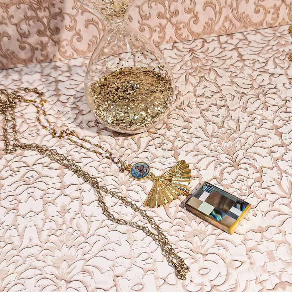 sautoir papillon nacre resine papillon lydee deco vert dore resine marron