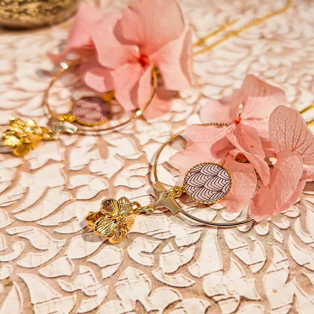 boucles créoles fleur hortensia gypsi resine art deco lydee deco rose pastel 2