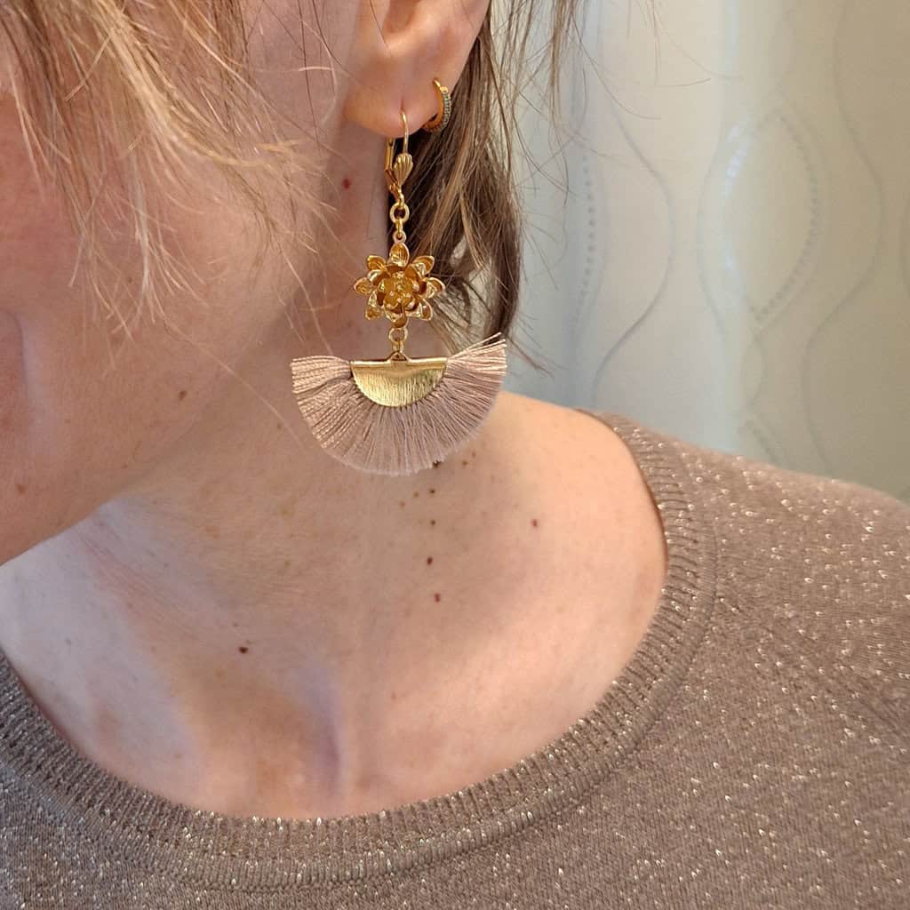 boucles fleur & eventail lotus dore beige rose dore pendentif fil lydee beige