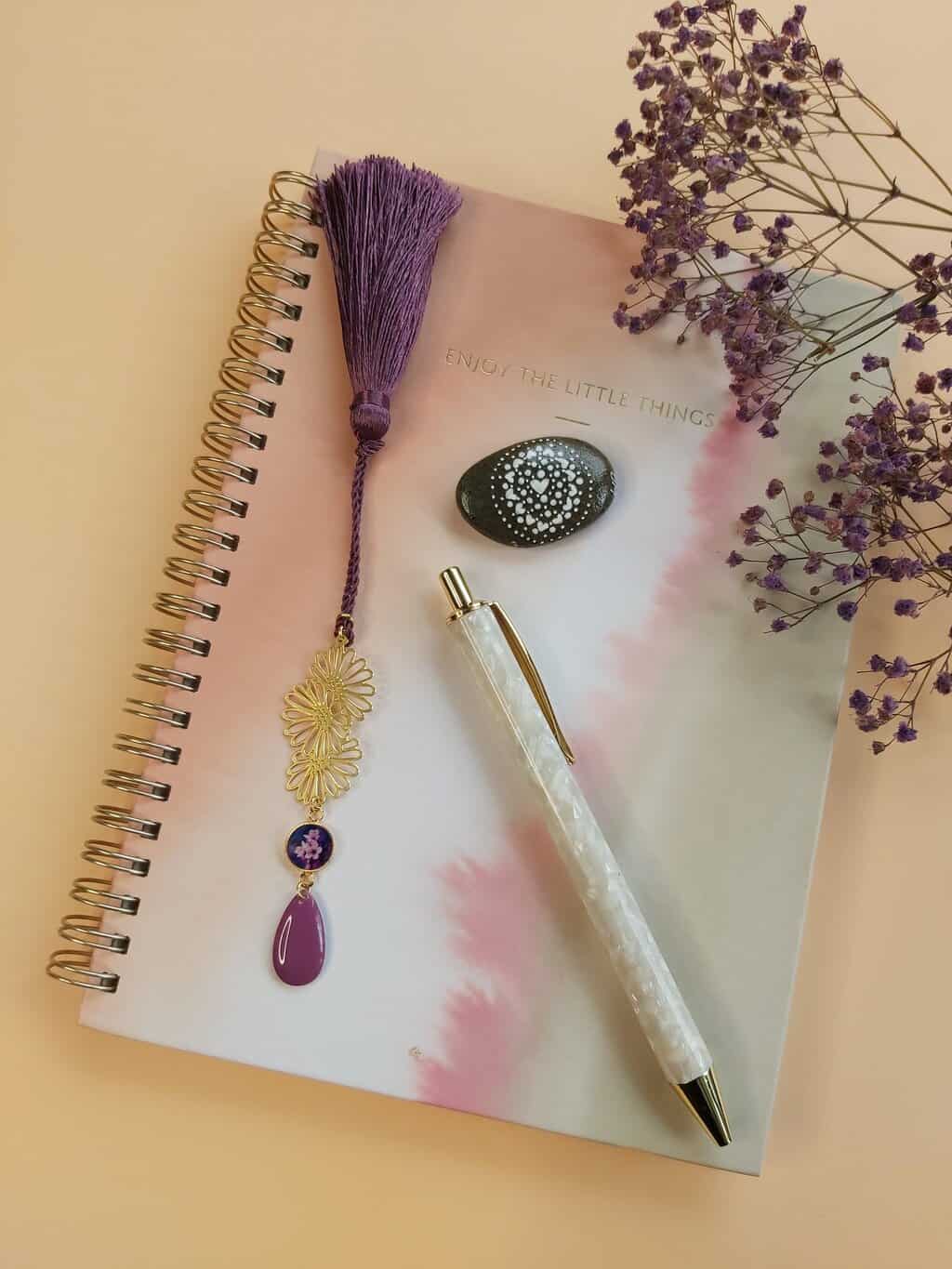 marque pages resine pompon fleur cerisier sakura lydee deco violet dore sequin