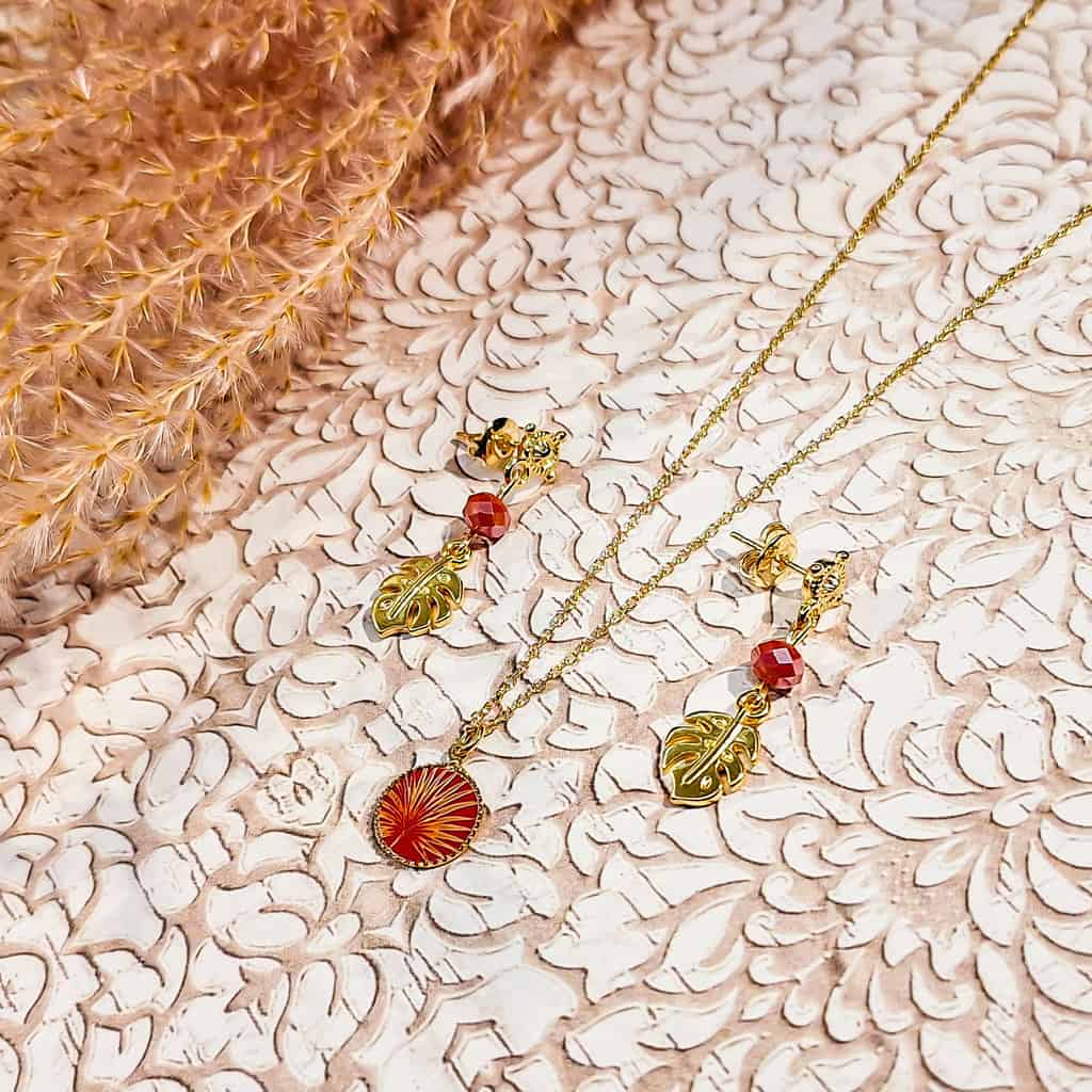 accessoires et bijoux intemporels parure bijou exotique feuille monstera palmier orange dore resine lydee deco acier inoxydable 1