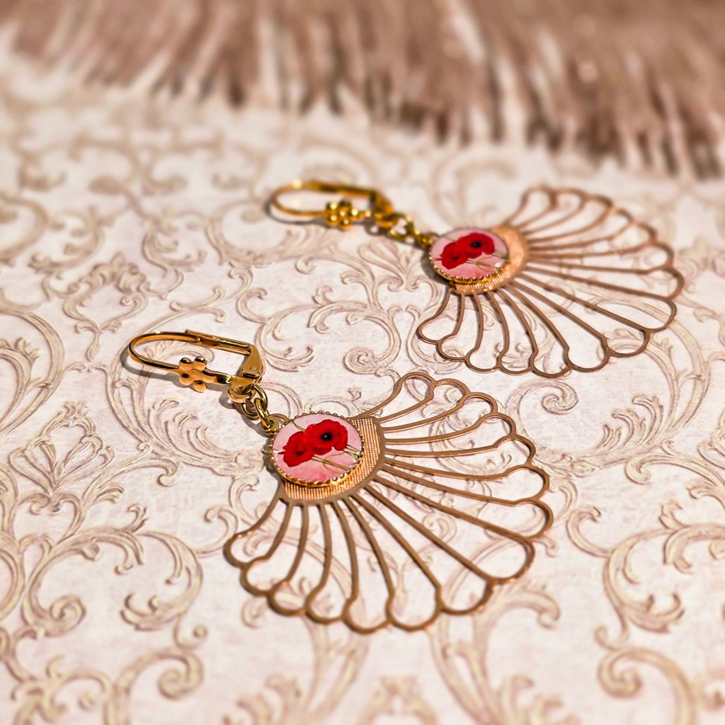 Boucles boheme chic tropicale fleur coquelicot rose dore resine lydee deco photo à plat