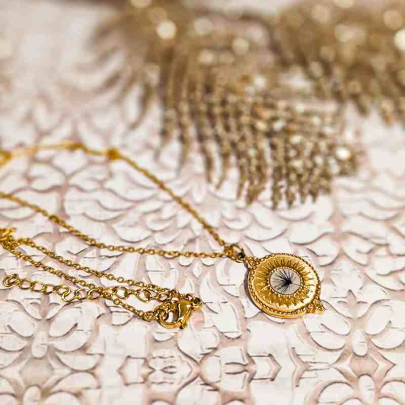 Collier bohème fleur en résine avec motif fleur dandelion, bijou végétal fait-main sur chaîne en acier.
