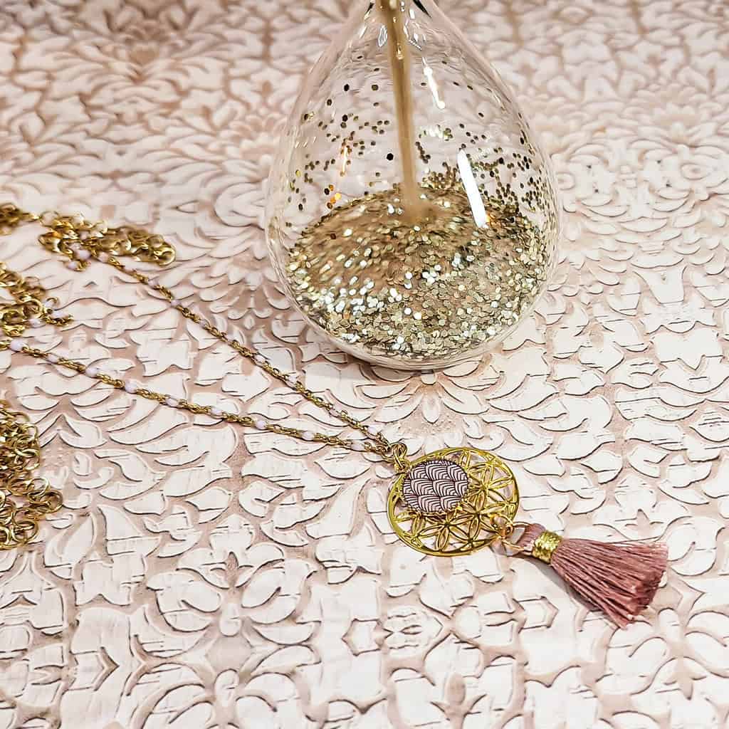 Sautoir Fleur de Vie sur fond blanc - Bijou bohème chic fait-main