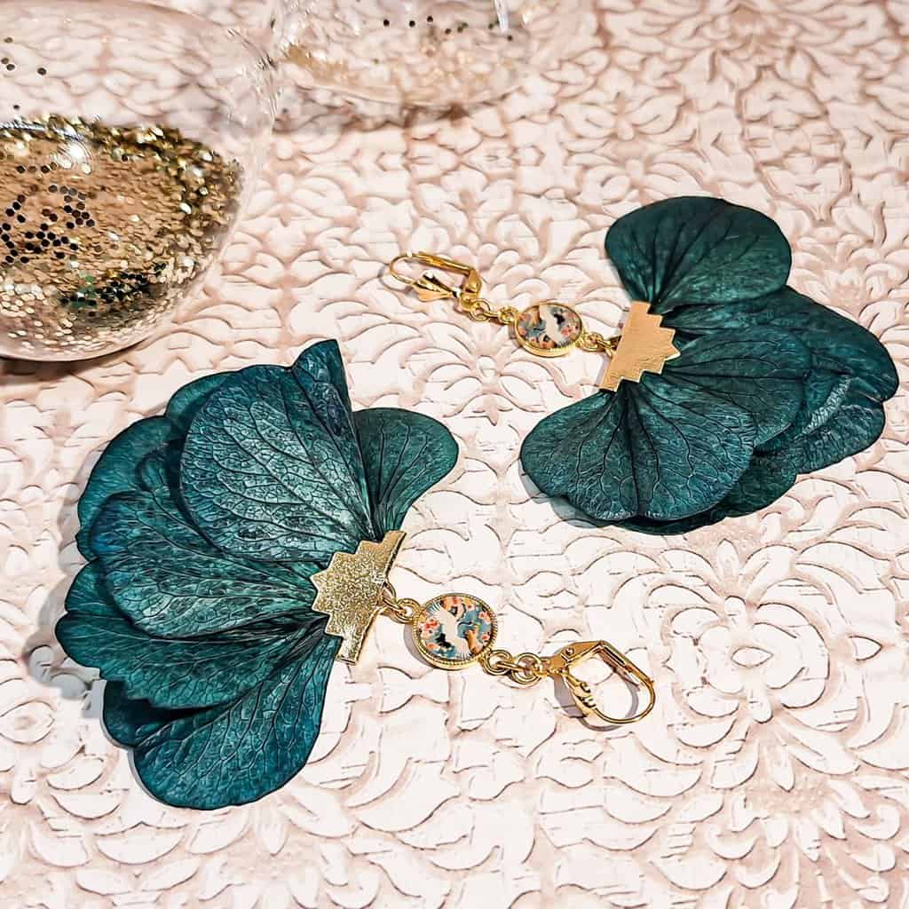 Boucles fleur oiseau fait main en France – pétales d’hortensia vert émeraude et grue japonaise
