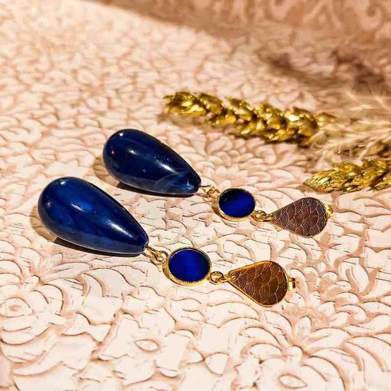 Boucles d'oreilles gouttes bleues faites-main, avec perles marbrées et attaches en acier inoxydable motif vagues japonaises.