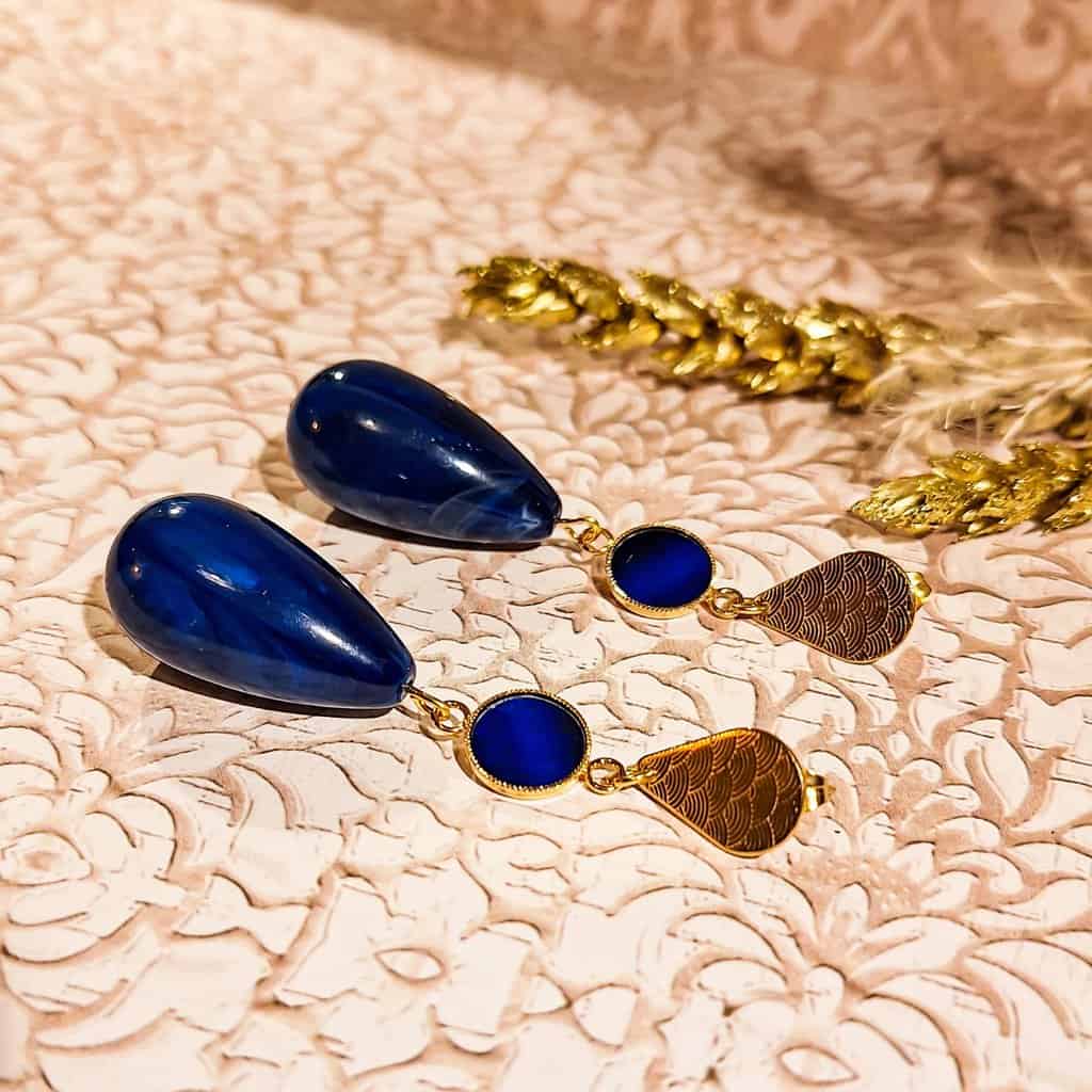 Boucles d'oreilles gouttes bleues faites-main, avec perles marbrées et attaches en acier inoxydable motif vagues japonaises.