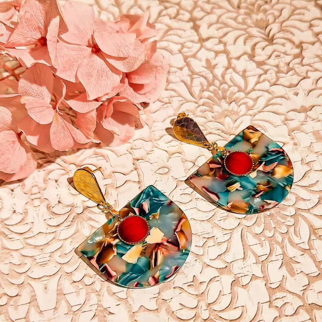 Boucles bohème multicolore aux motifs colorés et pendentifs en acétate