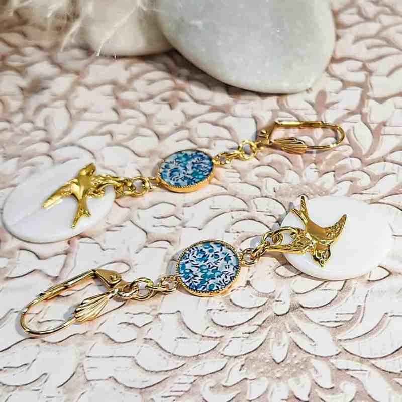Boucles oiseau hirondelle nacre resine fleurs bleu lydee deco