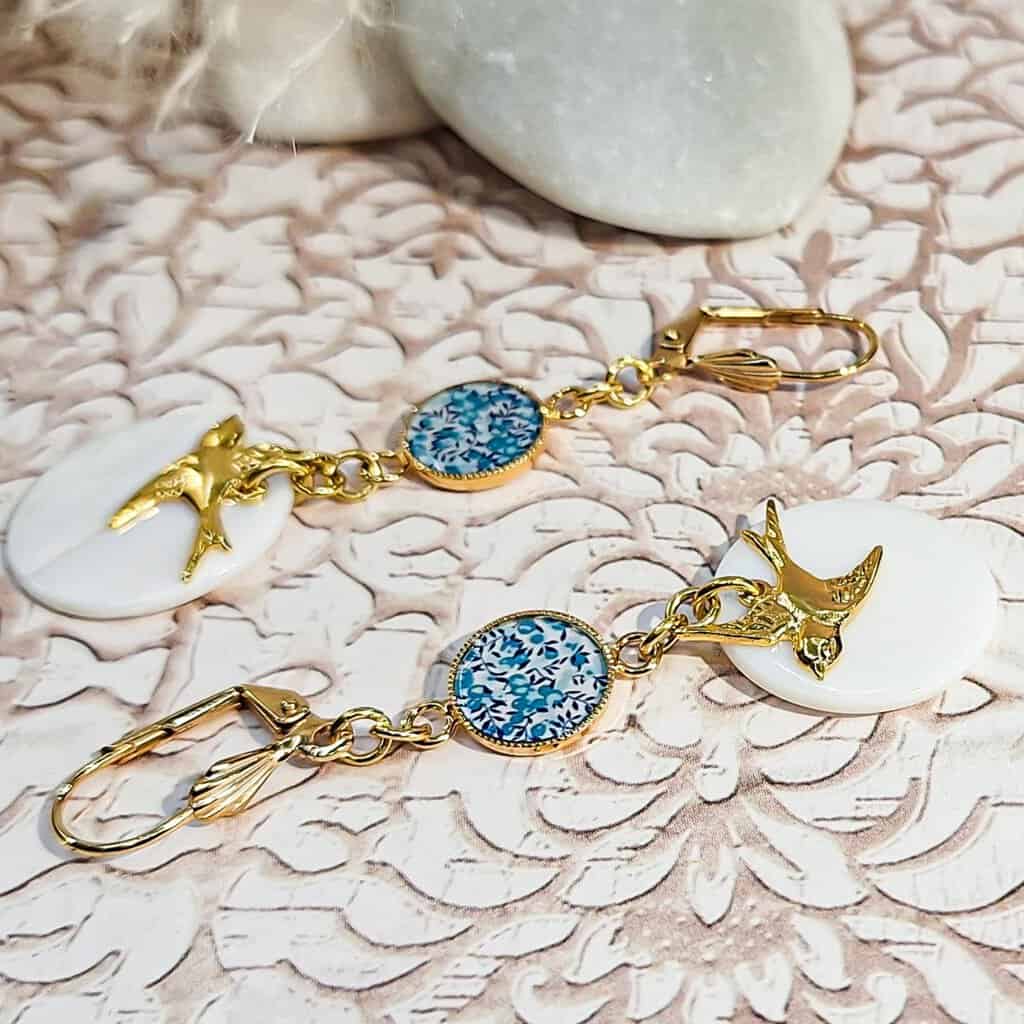 Boucles oiseau hirondelle nacre resine fleurs bleu lydee deco