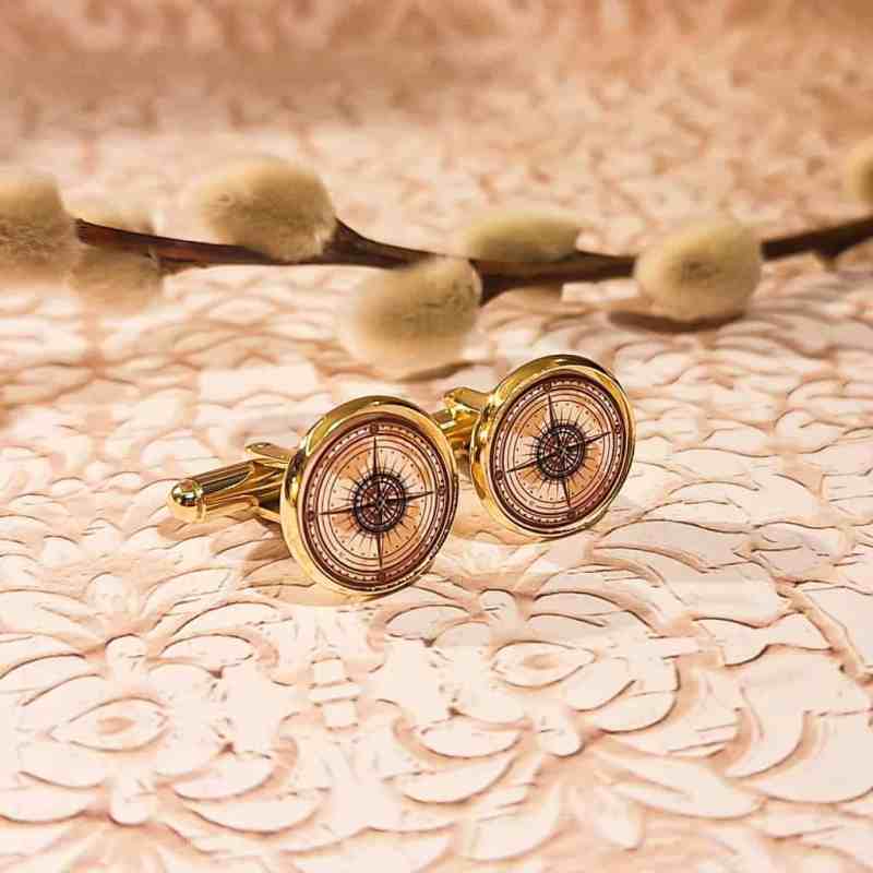Boutons de manchettes boussole faits-main avec motif vintage sépia et support en acier inoxydable.