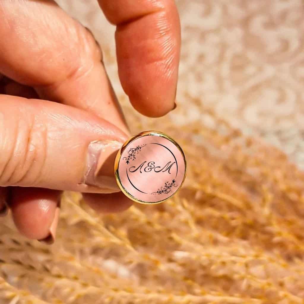 boutons de manchettes dorés personnalisés avec initiales