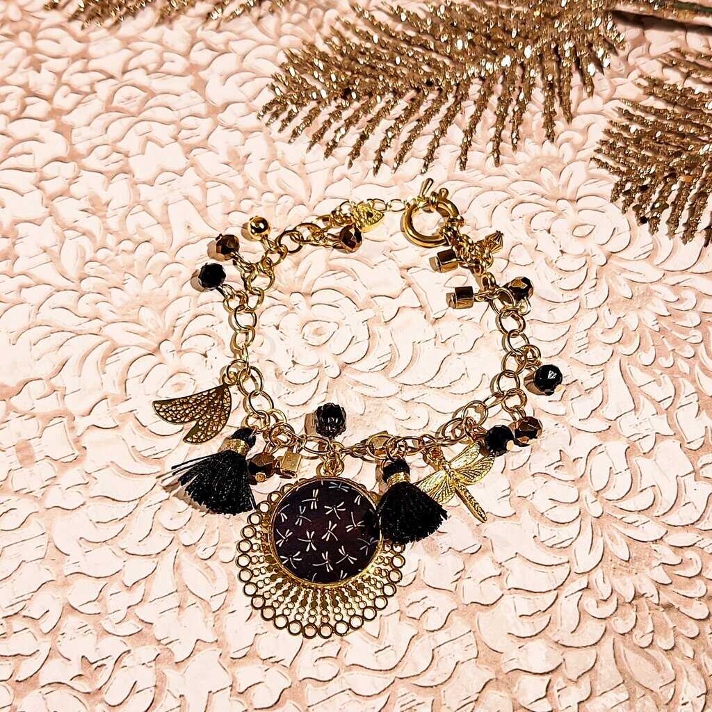 Bracelet breloques libellule fait-main avec pendentif motif libellules, pompons textiles et perles en verre