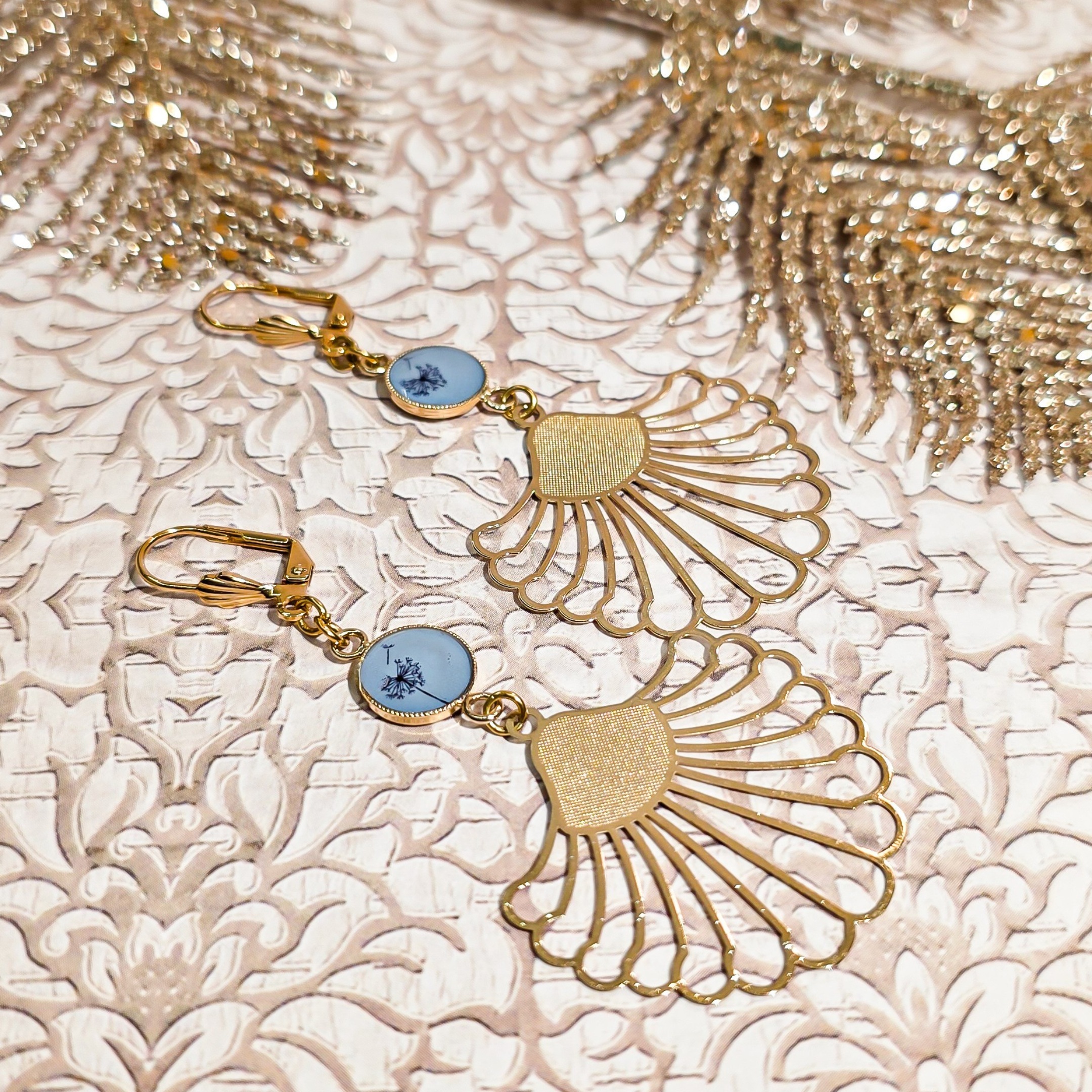 Boucles Dandelion bleues et dorées – Bijoux fleurs fait-main en laiton doré 24K, boucles d’oreilles légères inspirées par la nature, cadeau original femme
