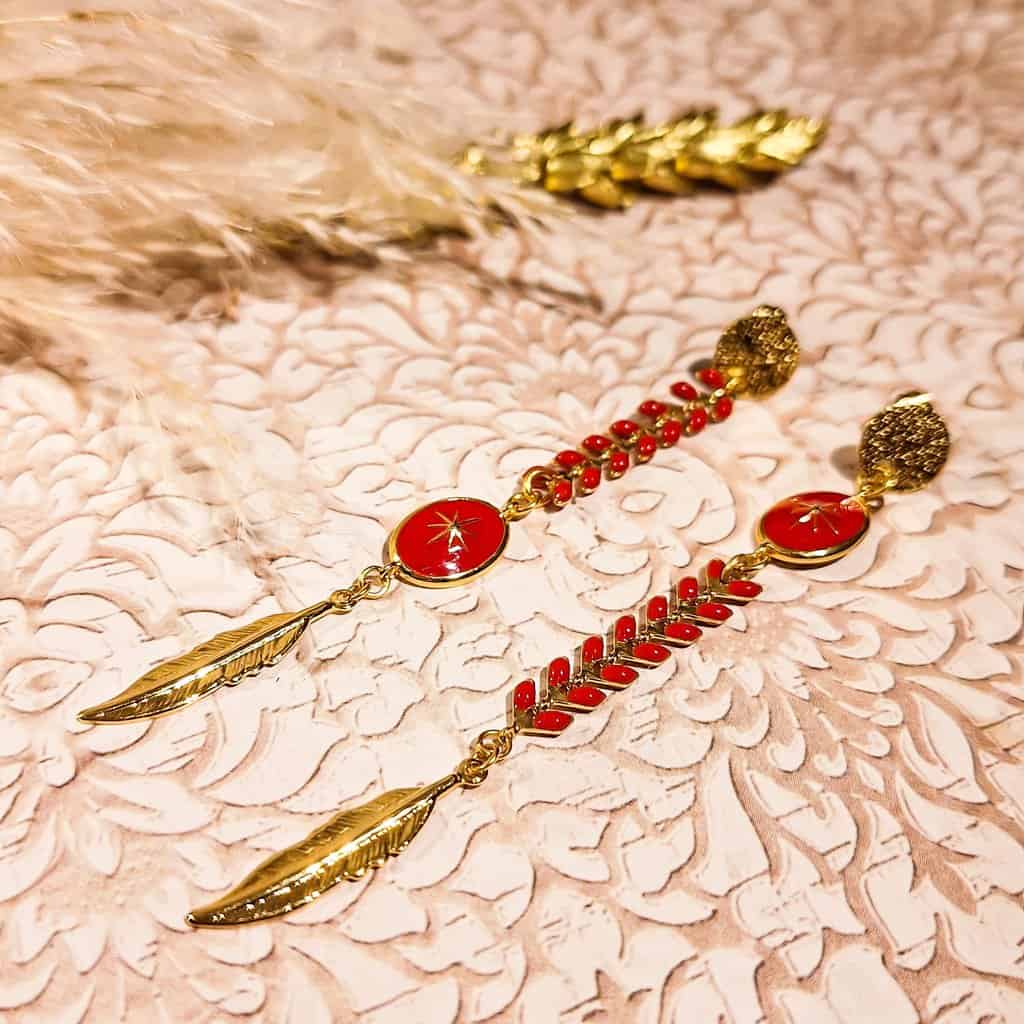 boucles chevron dore asymetriques rouge epi etoile plumes