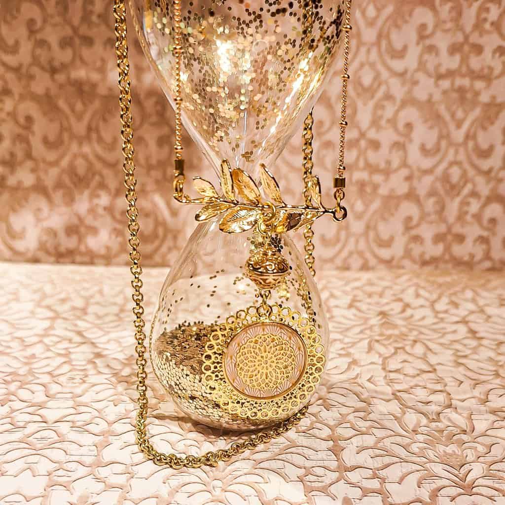 sautoir art deco collier estampe fleur perle rose dore lydee deco resine art deco