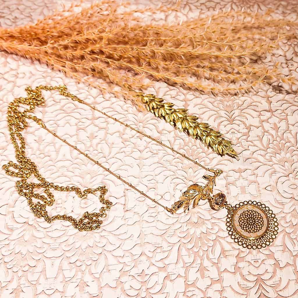 Collier bohème unique avec pendentif rosace mandala et connecteur feuillage