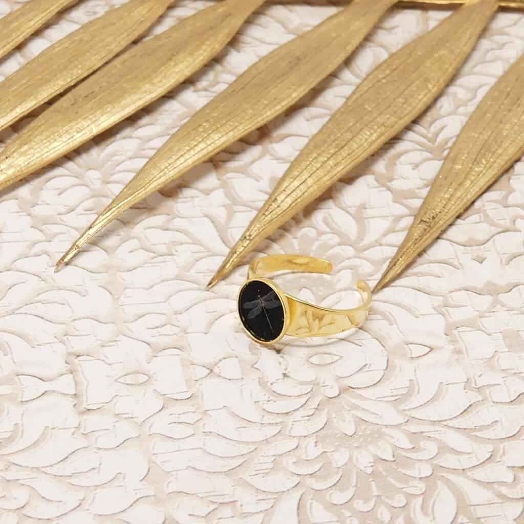 bagues réglables dorées avec illustration libellule sous résine