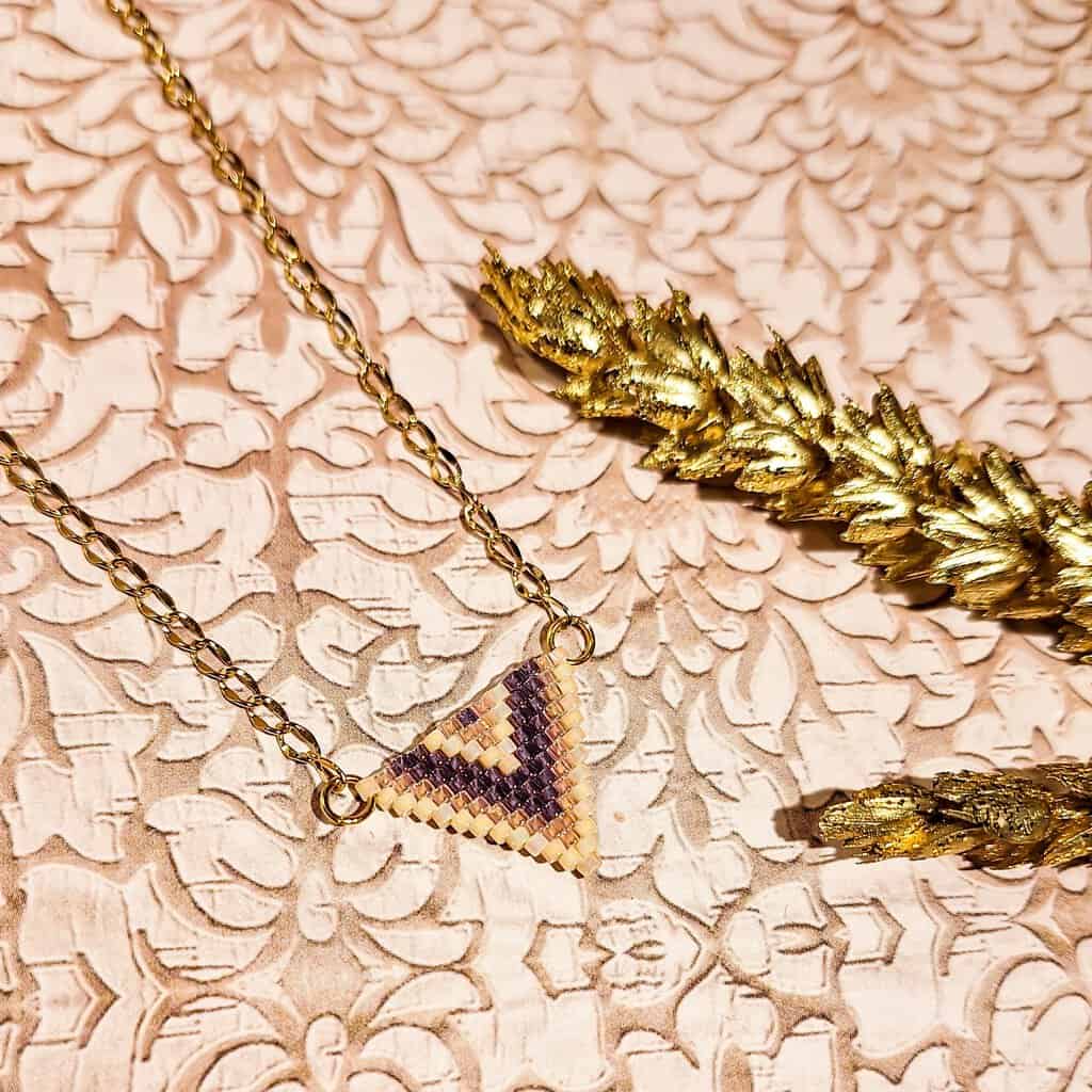 collier perles triangle acier inoxydable tissage lydee deco