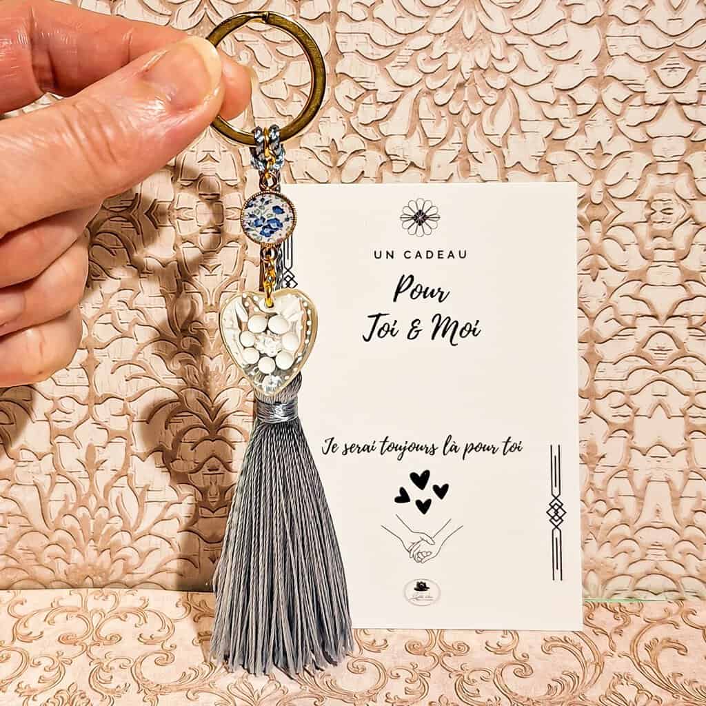 Porte-clés fleurs bleues blanc duo coeur resine pompon lydee deco