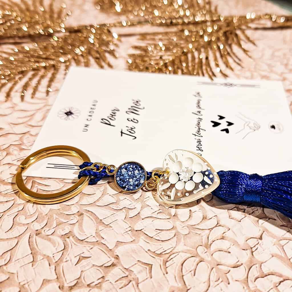 Porte-clés fleurs bleues duo coeur resine pompon lydee deco