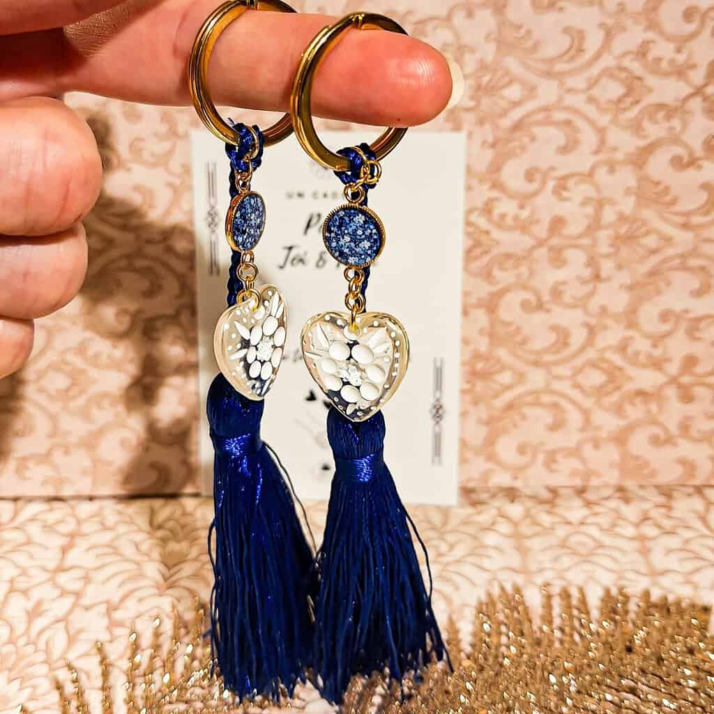 Porte-clés fleurs bleues duo coeur resine pompon lydee deco