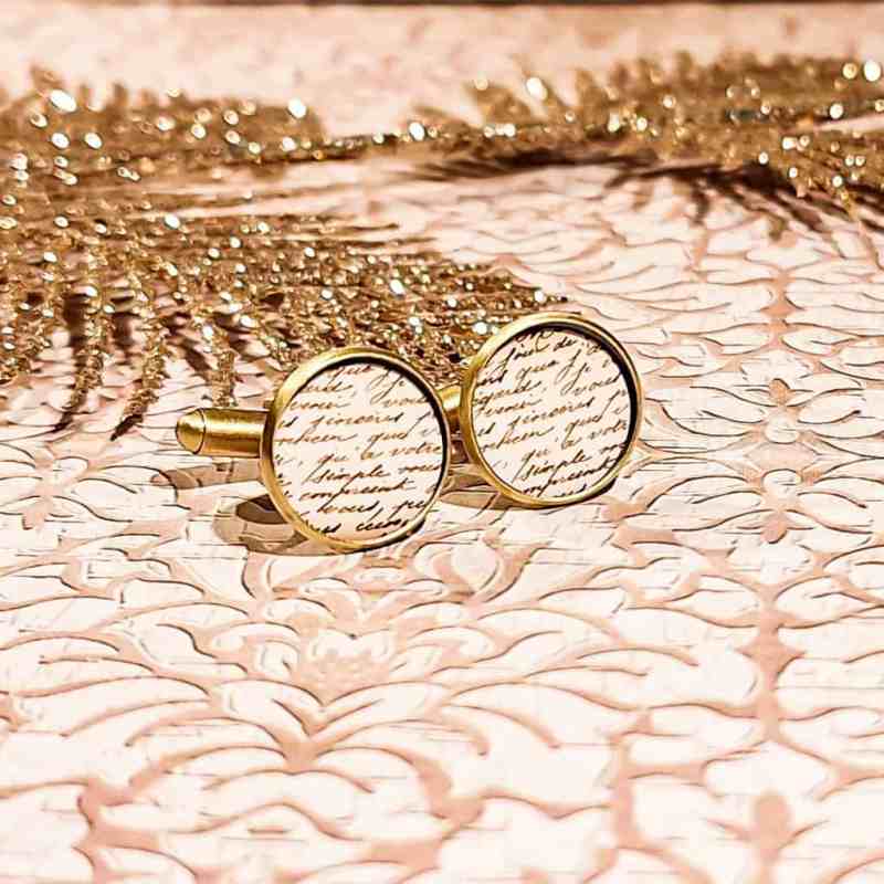 boutons de manchettes beige ecritures sepia resine chemise homme lydee deco