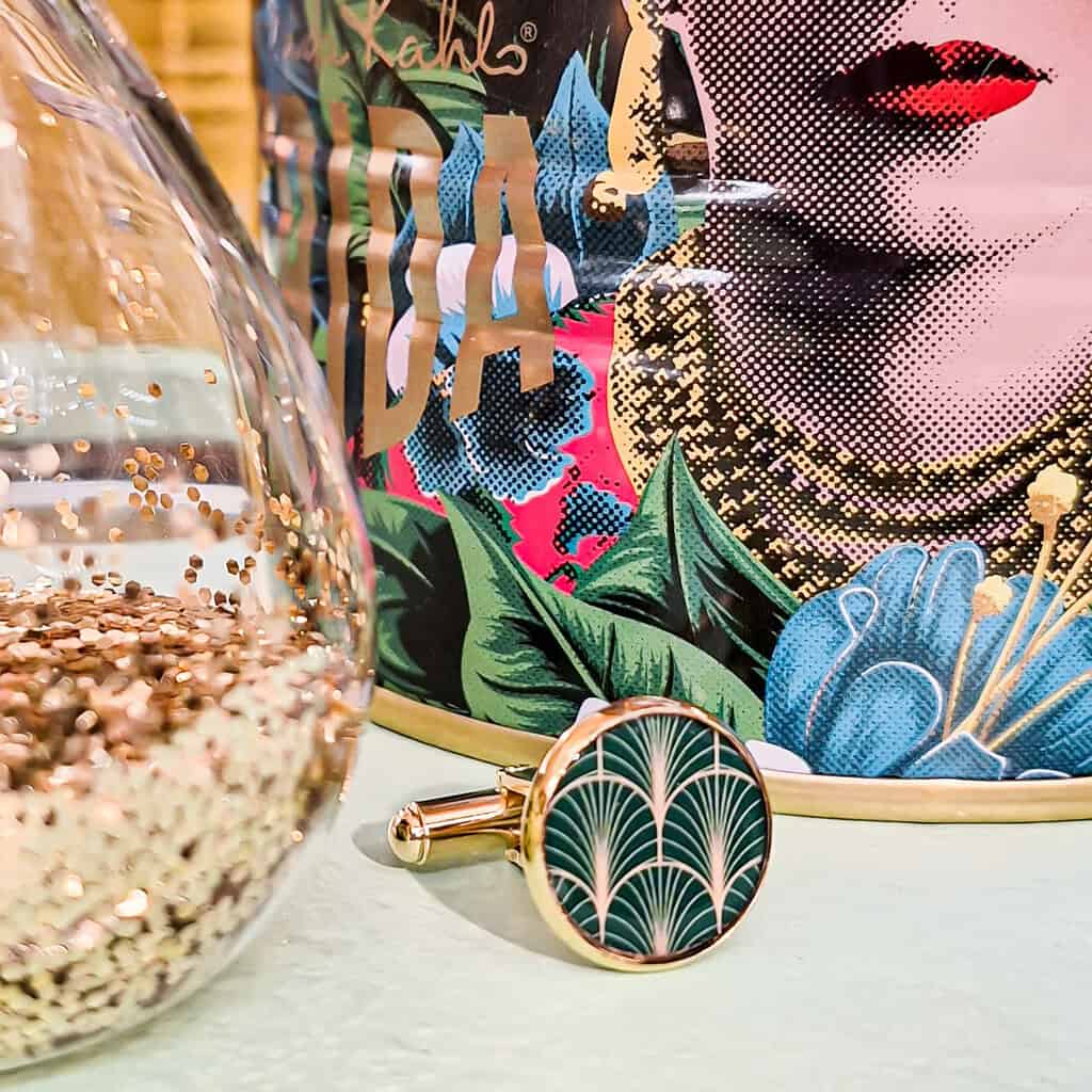 boutons de manchettes dore eventail vert resine lydee deco poignet mousquetaire homme boutons de manchettes dore eventail vert resine lydee deco poignet mousquetaire homme