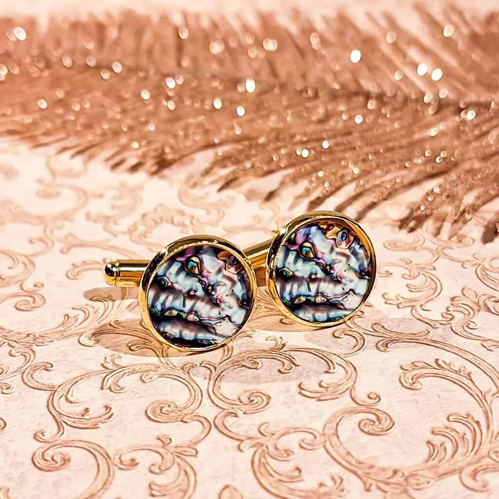 Boutons de manchettes nacre sur fond blanc - Accessoire rétro chic fait-main