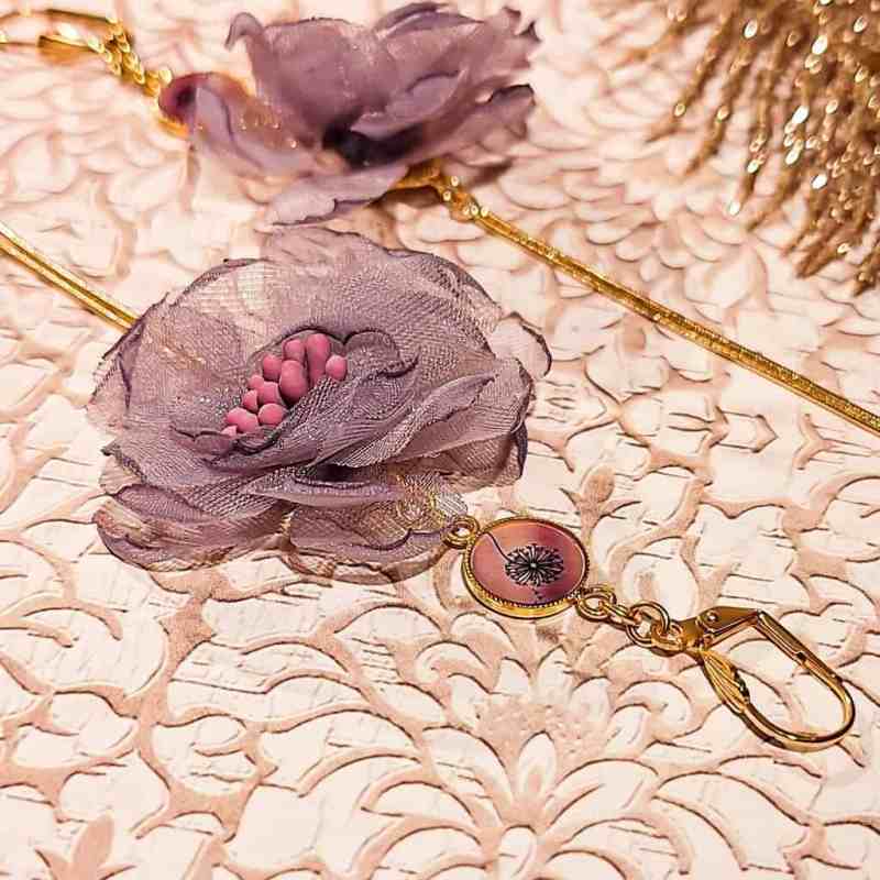 Boucles fleurs chic – tons mauves rose vintage avec chaîne dorée et résine cristalline