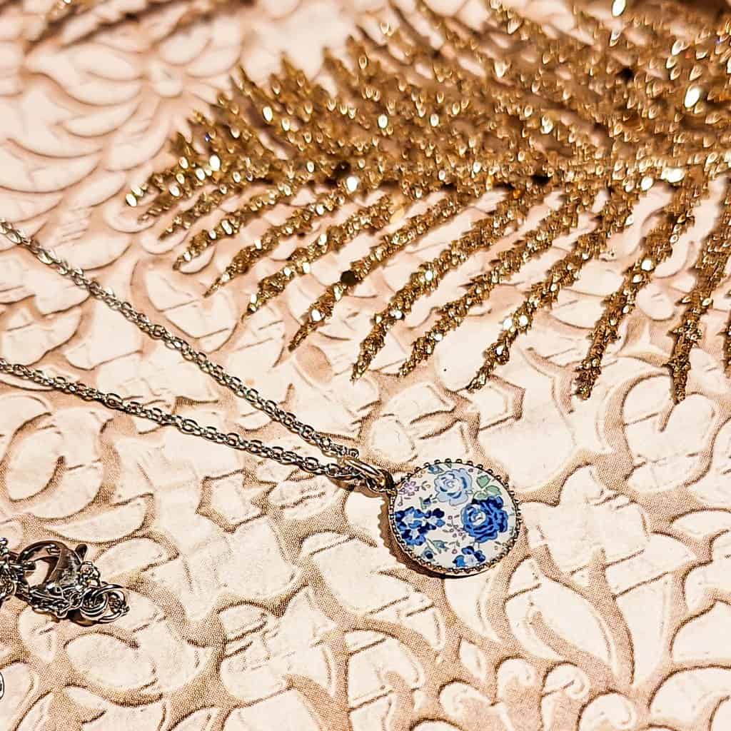 Collier fleur bleu acier inoxydable blanc liberty resine lydee deco