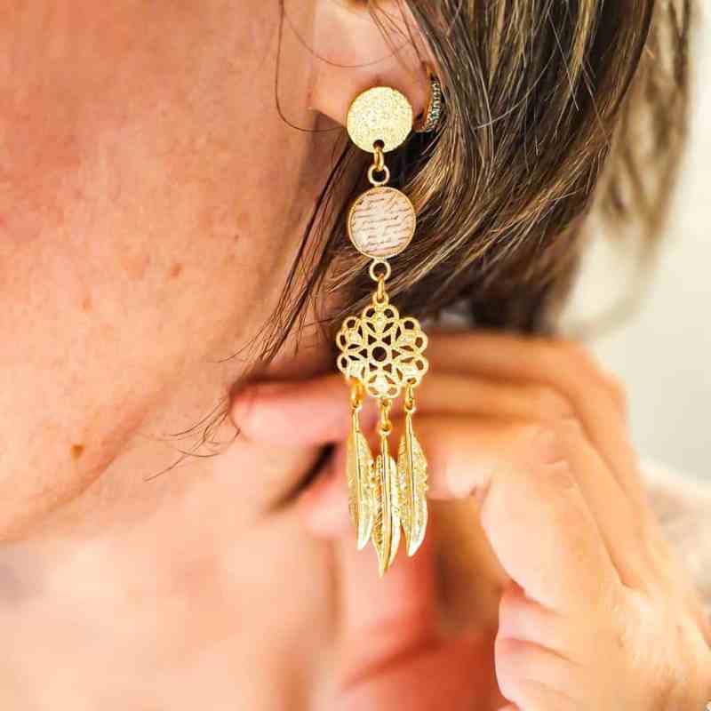 Boucles d’oreilles attrape-rêve bohèmes fait main en résine, laiton doré 24K, motif écriture vintage, plumes et fleurs