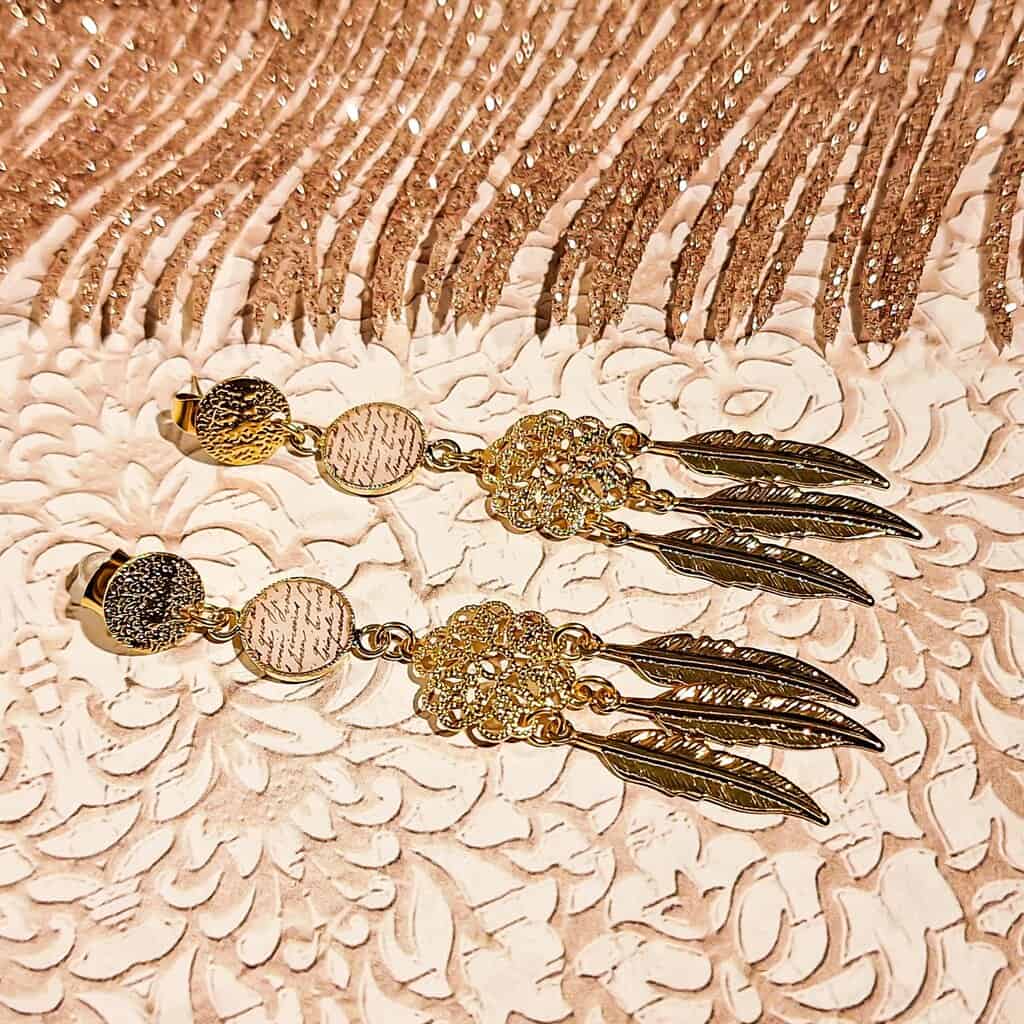 Boucles attrape-rêve bohèmes avec pendentifs plumes et estampe fleur en laiton doré 24K