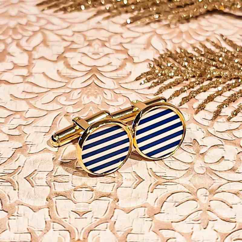 Boutons de manchettes rayures bleu blanc faits main, esprit marin, présentés sur fond