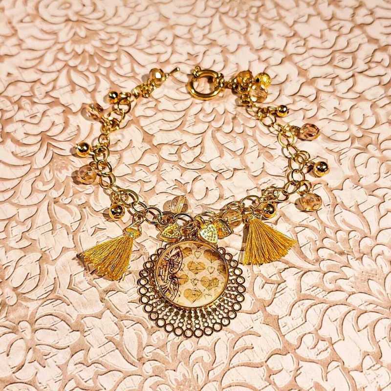 Bracelet breloques cœurs fait main, motif cœurs beige sur fond blanc, résine et laiton doré