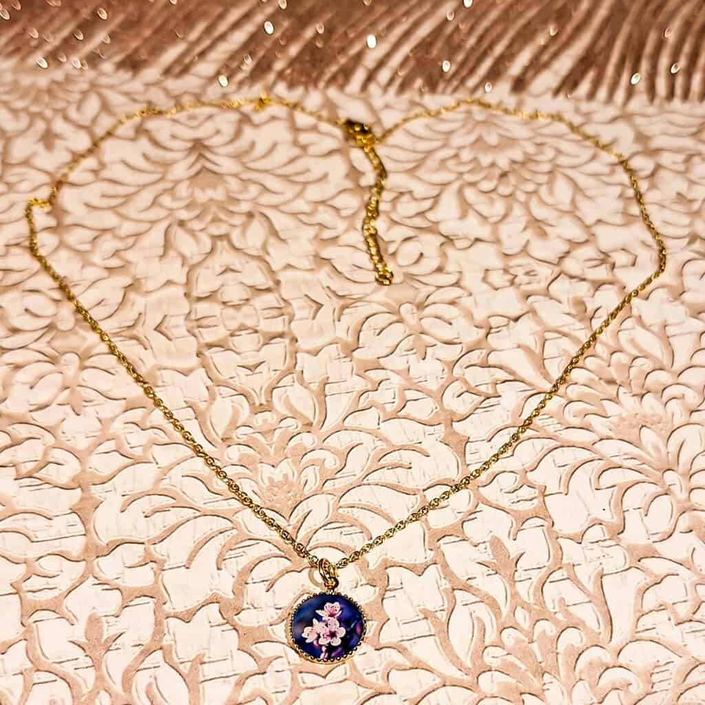 Collier bohème fleur cerisier resine lydee deco acier inoxydable