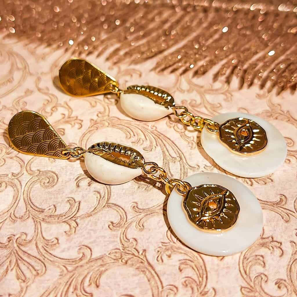 Gros plan sur la finition dorée et la nacre des boucles coquillage