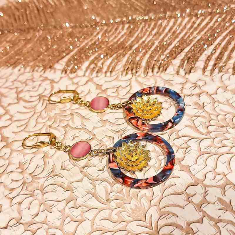 Boucles d’oreilles fleur nénuphar faites main, vue de face