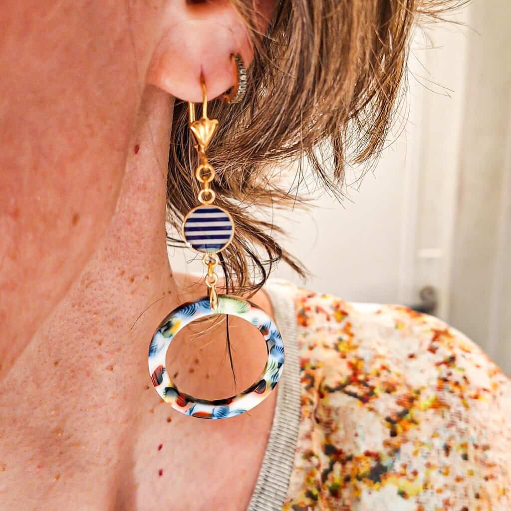 Boucles marin exotiques resine boheme lydee deco bleu blanc multicolore (3) Boucles d’oreilles cercle exotique bijou tendance motif marin