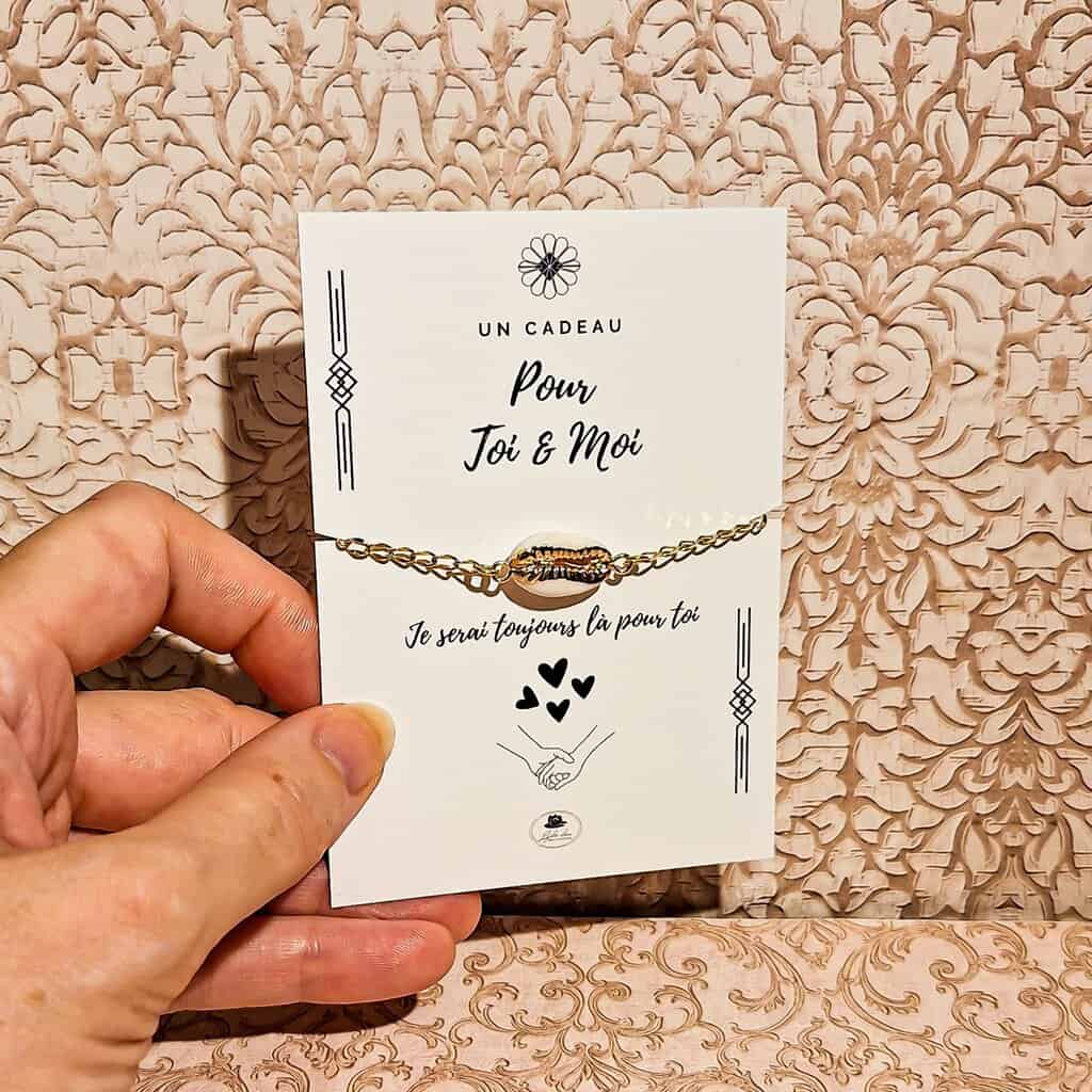 Bracelets coquillage faits main, pendentif coquillage nacré sur chaîne épi vert de gris, vue de face.